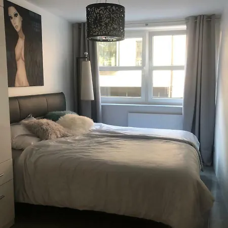 Luxurious 2 Bedroom Old דירה *