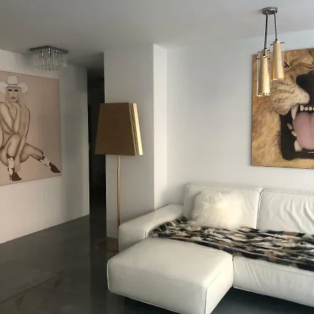 Luxurious 2 Bedroom Old Apartment *
