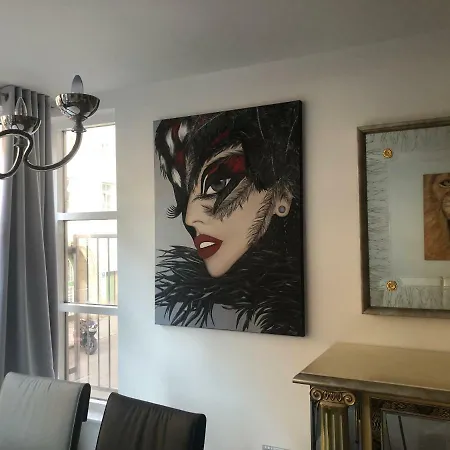Luxurious 2 Bedroom Old Apartment *