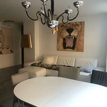Luxurious 2 Bedroom Old Apartment Munich