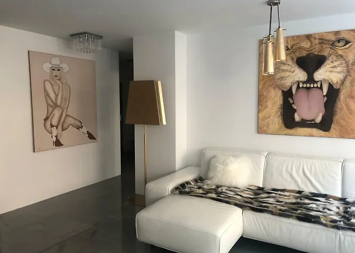 Luxurious 2 Bedroom Old Apartment *